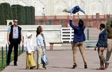 Trudeau begins India trip with Taj Mahal visit 