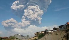 Mt. Sinabung spews hot clouds, volcanic ash after quiet month