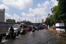 Damaged water pipe causes flood, congestion in South Jakarta