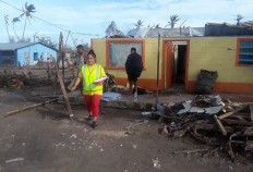 Tourists stranded as cyclone's tail hits New Zealand