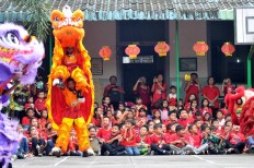 Showtime: The barongsai troupe entertains primary school students in Solo. JP/ Maksum Nur Fauzan
