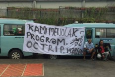 &lsquo;Angkot&rsquo; drivers demand fewer OK OTrip program requirements