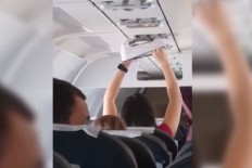 Woman filmed using overhead air vents on plane to dry underwear 