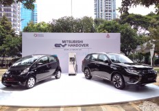 Mitsubishi grants 8 LCEVs, 2 electric cars to government