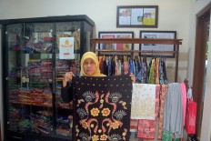 Siti Laila, who established the Batik Terogong business years ago, shows off some of the motifs in her workshop. JP/Endro Prakoso
