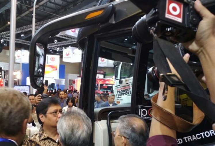 Industry Minister Airlangga Hartarto visits the United Tractors booth at the Gaikindo Indonesia International Commercial Vehicle Expo (GIICOMVEC) 2018 on March 1 after officiating the event, at JCC Senayan in Jakarta.