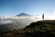 Sembalun: A trek, a hot coffee and a library