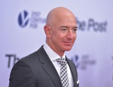  Bezos tops Forbes world's rich list as Trump wealth drops 