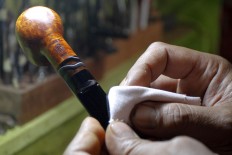 Edy shows his trademark for Bima Pipes, as well as the production and series number of a pipe he has produced. JP/Arya Dipa