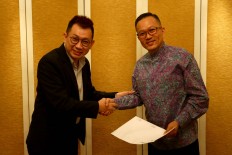 The Jakarta Post&nbsp;CEO Yudhistira Wanandi (right) shakes hand with AIQ Pte Ltd CEO Marcus S. Tan after the signing of a memorandum of understanding in Jakarta on March 6.