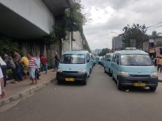 Tanah Abang minivan drivers reject proposed OK OTrip fare