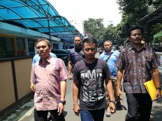 Man says sorry for offering orangutan cigarette