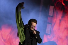 U2 cancels Berlin show after Bono loses his voice