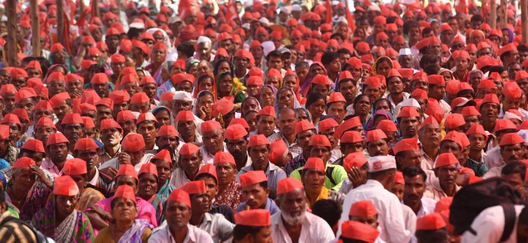 Thousands of Indian farmers protest in Mumbai