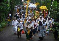 Observing Melasti at Jolotundo temple, Mojokerto