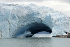 Ice bridge in Argentine glacier collapses, no witnesses