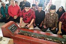 Muhaimin woos PDI-P at grave of Marhaen