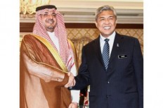 Ahmad Zahid welcoming Prince Abdulaziz in Putrajaya