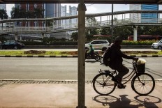 Traffic is quiet on Jakarta's Jl. Sudirman in this undated photo, with pedestrians using a footbridge in the background. 