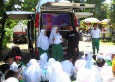 &lsquo;Kaca&rsquo; Mobil: Spreading books and educational videos in rural East Java