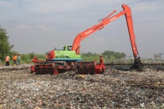 Piles of trash continue to flow onto Tangerang shore