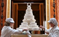 Rachel Jane Eardley (L) and Diane Pallett put the finishing touches to the Royal wedding cake, that Fiona Cairns and her team made for Prince William and Kate Middleton, in the Picture Gallery of Buckingham Palace in London on April, 29, 2011. 
