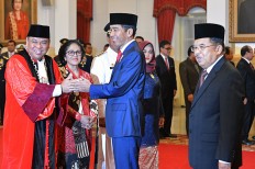 Arief Hidayat inaugurated as Constitutional Court judge despite criticism
