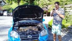 Electric car-riding Dutch man stops in Lombok
