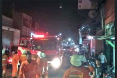 Jembatan Besi fire destroys 32 houses, injuring three