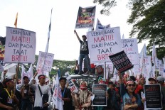 Shopkeepers protest cap on cellphone numbers