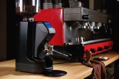 The 2018 CoffeeMach exhibition will be held in Lampung from May 3 to 5, showcasing a number of coffee machines and their handling methods.