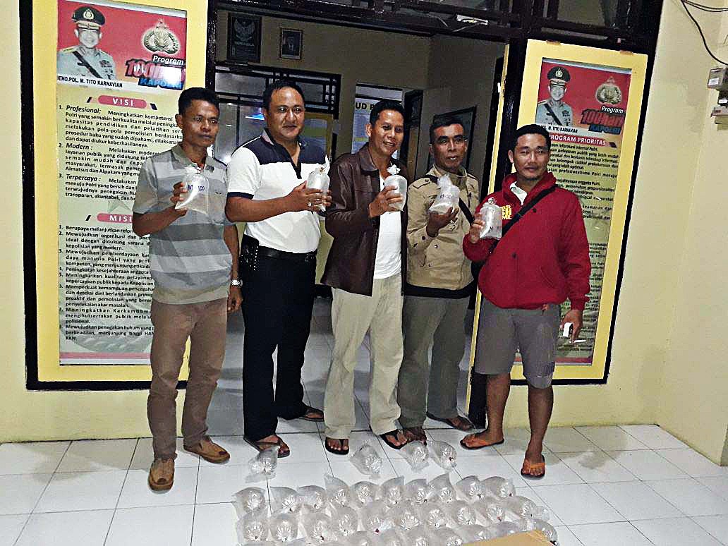 Foiled: West Nusa Tenggara (NTB) Police personnel show plastic bags containing lobster seeds during a press conference at the police headquarters in Mataram, NTB, on April 3.