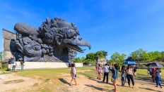 Nyoman Nuarta receives award from Indian government