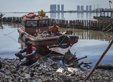 ‘Send all the plastic to us ’: Recyclers anxious about plastic-bag ban