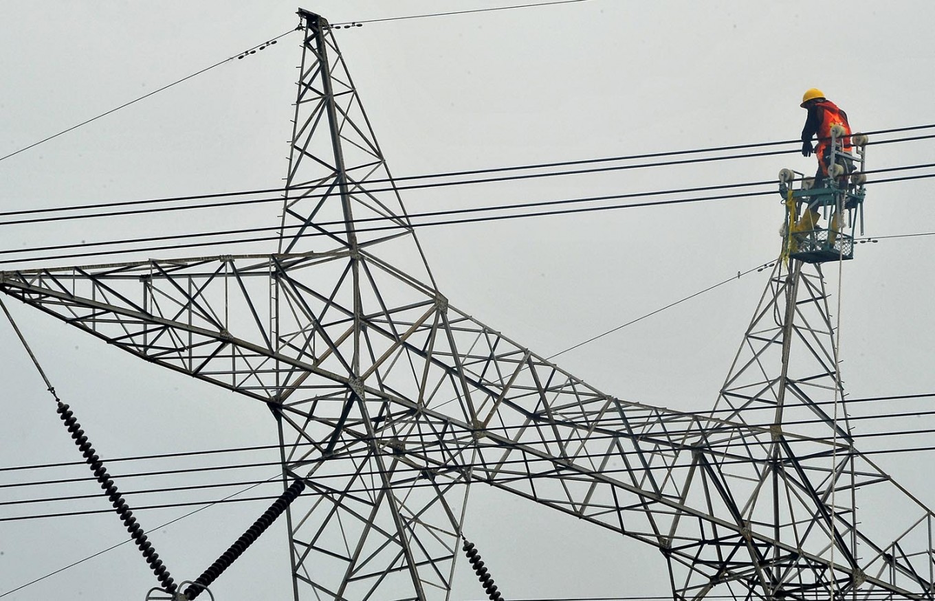 Workers conduct regular maintenance on a section of the Java-Bali extra high-voltage power line in Suralaya, Cilegon Banten. State-owned electricity company PLN has completed the construction of a power transmission network connecting the provinces of Central, South, West and Southeast Sulawesi.
