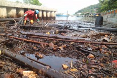 Hazardous, toxic waste pollutes beaches in Balikpapan Bay