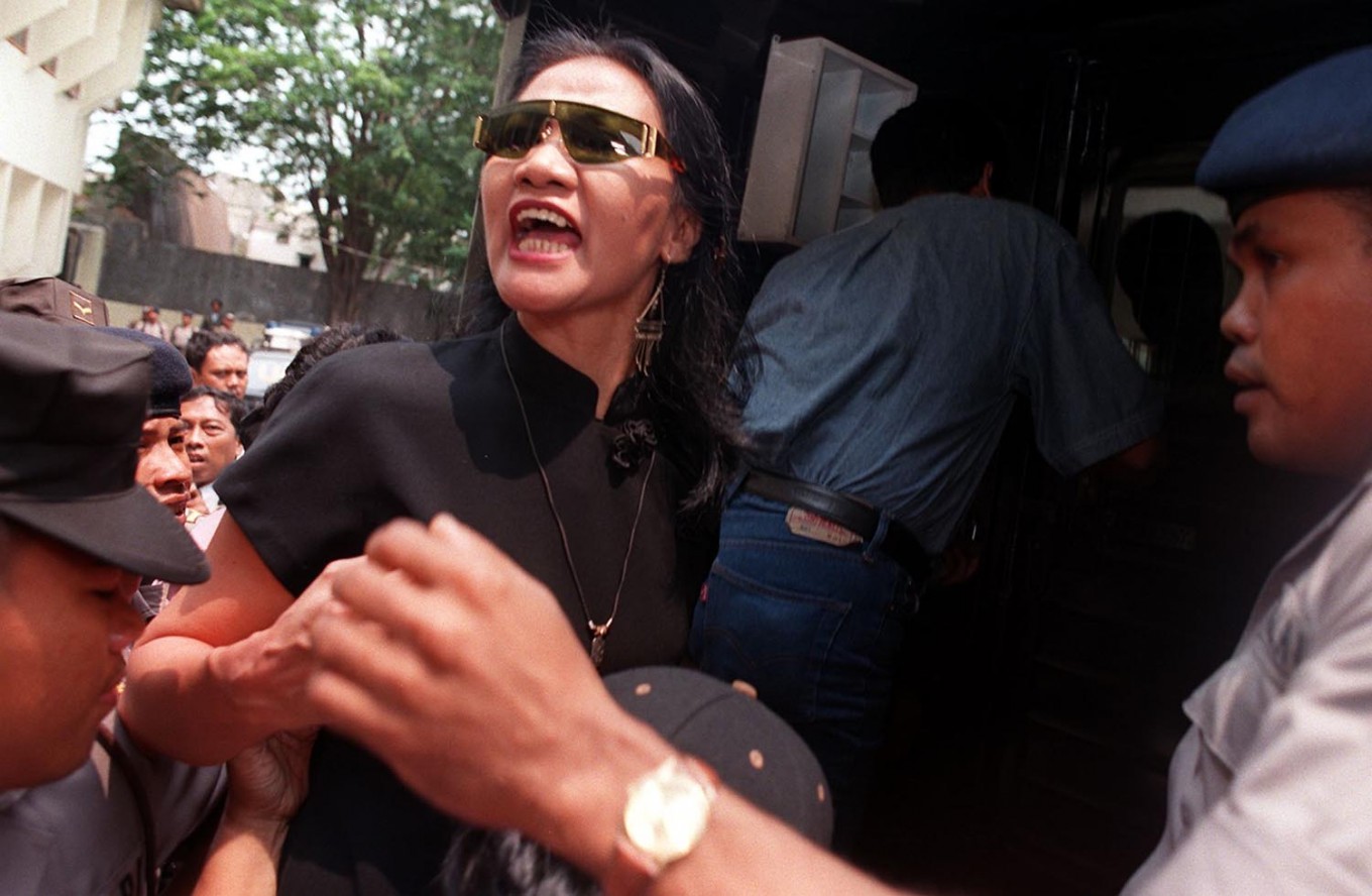 Popular Indonesian stage actress Ratna Sarumpaet (second from left) shouts at a security guard who escorted her in a rough manner at the end of a court session at the North Jakarta Court in March last year. 