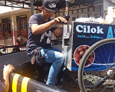 Snack vendor arrested for showing porn to children