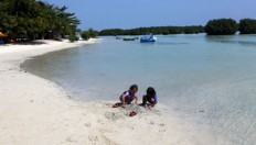 Tourists enjoy the beach of Pari Island in Thousand Islands regency in May 2015. 