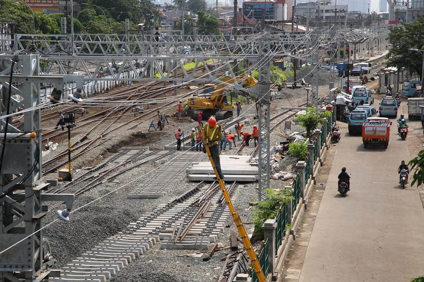 Two utility workers die after getting electrocuted in East Jakarta