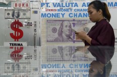 Foreign exchange reserves slide to US$122.9b
