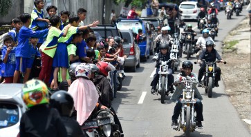 Jokowi tours Sukabumi with his gold chopper