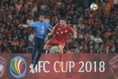 Persija Jakarta's Marko Simic fights for the ball against Johor Darul Tazim's (JDT) Adam nor Azlin in their 2018 AFC Cup group stage match at Gelora Bung Karno main stadium in Senayan, Jakarta on Tuesday. Simic made four goals for Persija's 4-0 victory.Malaysia has been named the Asian Champions League's centralized hub in East Asia with matches in the region due to restart in October, the continent's soccer governing body said on Monday.