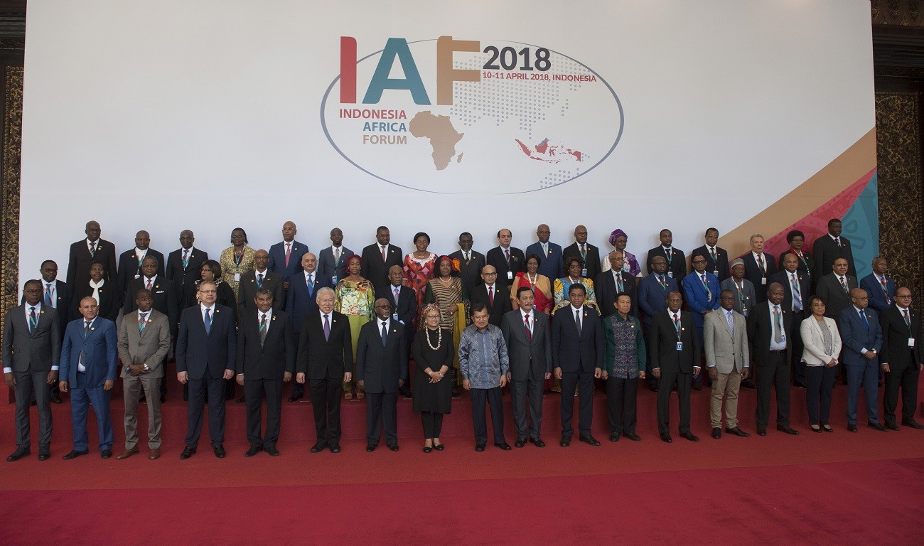 Exploring partnerships: Vice President Jusuf Kalla (front center), together with Coordinating Maritime Affairs Minister Luhut Pandjaitan (ninth right), Foreign Minister Retno Marsudi (eighth left) and Trade Minister Enggartiasto Lukita (sixth left), pose for a picture with the Indonesia-Africa Forum (IAF) delegates after the opening ceremony of the conference in Nusa Dua, Bali, on April 10. (Antara/Nyoman Budhiana)