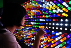 A visitor tries to create pattern using colorful sticks at the Light Bright wall, one of the areas of PlayScape Indonesia's Interstellar area. PlayScape Indonesia is set to run until June 3 at Supermall Karawaci, Tangerang, Banten.