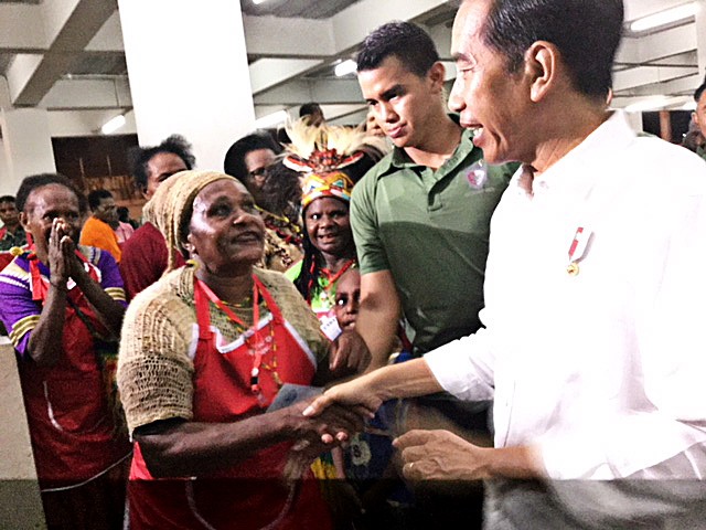 Warm welcome: A female vendor greets President Joko 