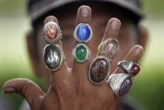 The gemstones are sold between Rp 100,000 (US$7.26) and Rp 500,000 each. JP/Boy T. Harjanto