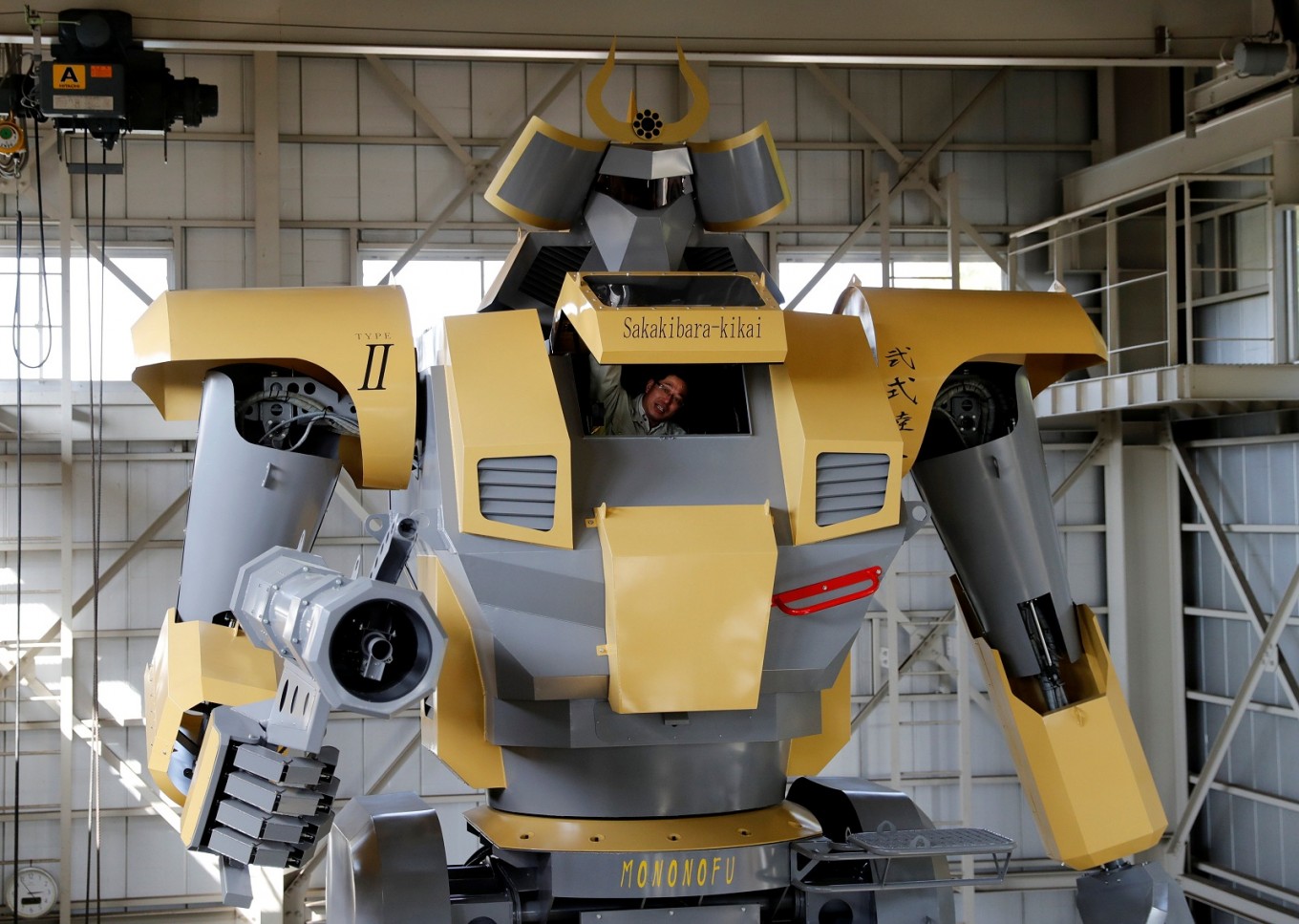 Japanese engineer builds giant robot to realize 'Gundam ...
