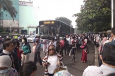 Busway queue snakes into street in odd-even trial chaos