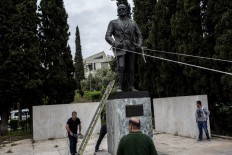  Greek communists try to topple Truman statue 